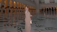 Gaya berfoto tak menampakkan wajah seperti ini bisa jadi referensi traveler nih bila mengabadikan momen berkunjung ke masjid megah ini.