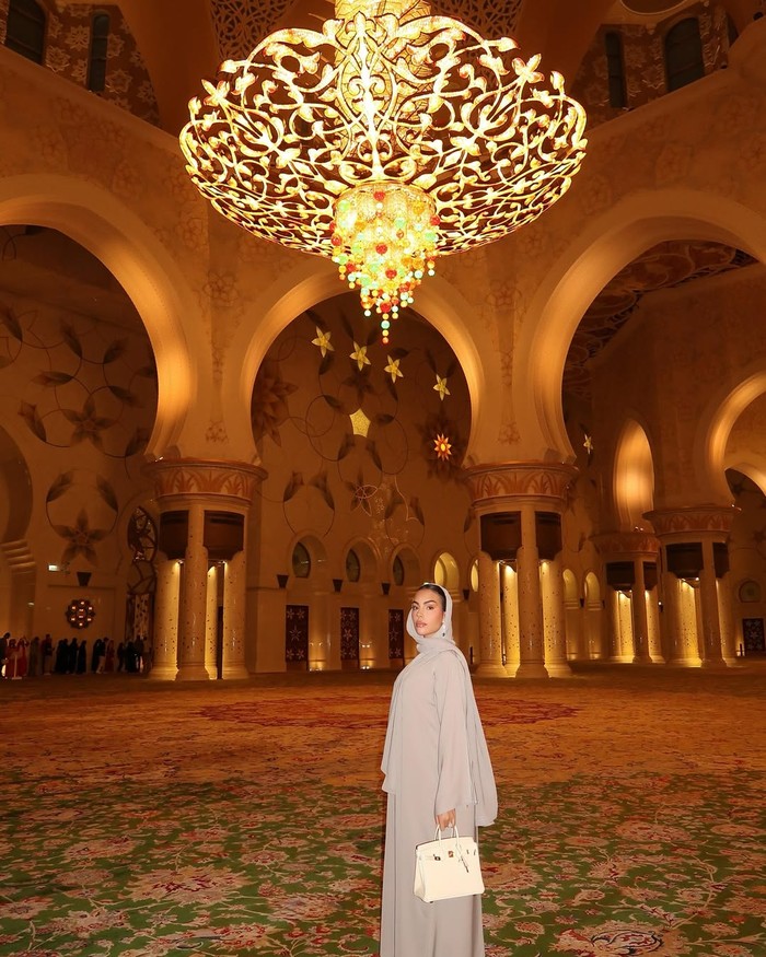 Georgina Rodríguez di Sheikh Zayed Grand Mosque