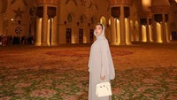 Dengan memakai terusan berwarna krem, lengkap dengan penutup kpalanya, Georgina terlihat begitu menawan dengan latar interior masjid yang megah.