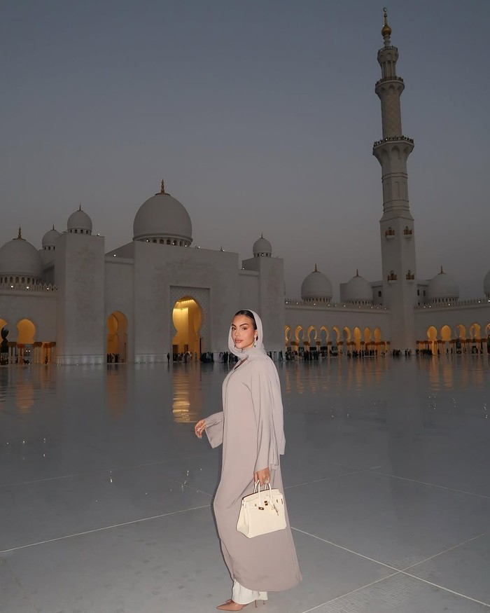 Georgina Rodríguez di Sheikh Zayed Grand Mosque