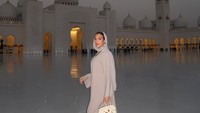 Georgina Rodriguez sering membagiakn momen bersantainya di Instagram. Kali ini dia membagikan momen saat berkunjung ke Masjid Sheikh Zayed Abu Dhabi.