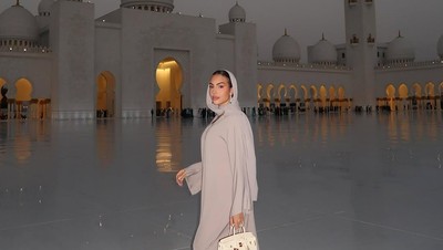 Potret Pacar CR7, Georgina Rodriguez Cantik Berkerudung di Masjid Sheikh Zayed
