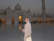 Potret Pacar CR7, Georgina Rodriguez Cantik Berkerudung di Masjid Sheikh Zayed