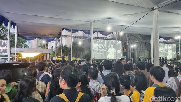 Gereja Katedral Jakarta menggelar misa requiem untuk Paus Fransiskus. Jemaat yang mengikuti misa requiem membeludak hingga halaman Gereja Katedral Jakarta. (Taufiq/detikcom)