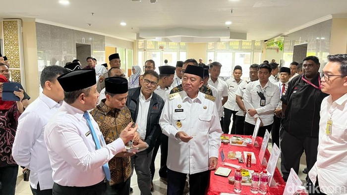 Gubernur Kalsel Muhidin meninjau kesiapan PPIH 2025 Embarkasi Banjarmasin.