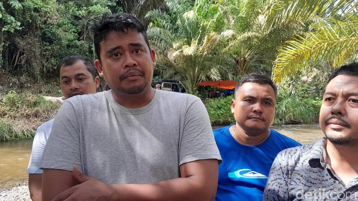 Gubsu Bobby Nasution saat mengecek lokasi pembangunan jembatan di Aek Bilah, Kabupaten Tapsel. (Foto: Nizar Aldi/detikSumut)