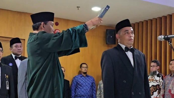 Eks penyidik KPK, Harun Ar-Rasyid, dilantik menjadi Deputi Pengawasan BP Haji, di Asrama Haji Bekasi, Jawa Barat, Rabu (24/4/2025).