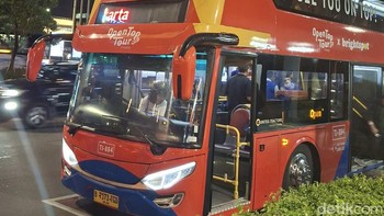 Ini dia open top bus yang akan membawa detikINET dan sejumlah awak media keliling Jakarta sambil menguji kemampuan kamera Samsung Galaxy A56. Foto: Virgina Maulita Putri/detikINET