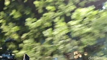 Di atas bus sudah ada pemandu yang akan memberikan trivia menarik tentang gedung-gedung dan monumen yang dilewati sepanjang perjalanan. Suara pemandu dapat didengar melalui headphone yang sudah disediakan. Foto: Virgina Maulita Putri/detikINET