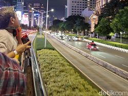 Memotret Jakarta Pakai Samsung Galaxy A56 dari Atas Open Top Bus