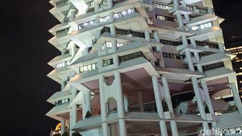 Melewati gedung Intiland Tower dengan fasad yang unik. Foto: Virgina Maulita Putri/detikINET