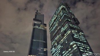 Memotret Autograph Tower, gedung pencakar langit tertinggi di Indonesia dan di seluruh belahan bumi selatan. Foto: Virgina Maulita Putri/detikINET