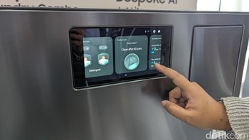 Di bagian luar mesin cuci terdapat layar sentuh berukuran 7 inch yang dapat dipakai untuk memilih mode pencucian, memantau konsumsi listrik, hingga menonton video YouTube dan menerima panggilan telepon. Foto: Virgina Maulita Putri/detikINET