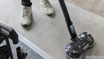 Vacuum cleaner terbaru Samsung juga dilengkapi Spray Spinning Sweeper sehingga bisa dipakai mengepel. Aksesoris lainnya yang disertakan Samsung termasuk PetTool+ untuk menyedot bulu hewan, Combination Tool, Long Reach Crevice Tool, Flex Tool, dan dua pads. Foto: Virgina Maulita Putri/detikINET