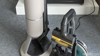 Terakhir ada vacuum cleaner tanpa kabel yang sudah dilengkapi all-in-one station untuk mengisi daya dan menampung debu dan kotoran yang sudah dikosongkan. Perangkat ini menawarkan kekuatan penyedot 280W. Foto: Virgina Maulita Putri/detikINET
