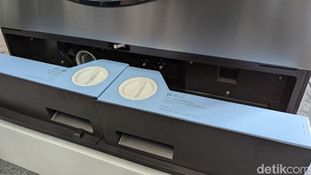 Di bagian bawah mesin cuci terdapat dua tangki yang masing-masing menampung deterjen dan pelembut baju. Samsung mengklaim mesin cuci ini dapat mencuci dan mengeringkan baju hingga benar-benar kering dalam waktu 98 menit. Foto: Virgina Maulita Putri/detikINET