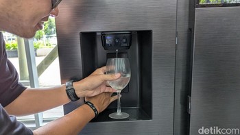 Kulkas ini dilengkapi dispenser air dingin dan es batu di bagian luar. Yang bikin kulkas ini canggih adalah sensor sentuh dan integrasi asisten pintar Bixby yang dapat dipakai untuk membuka pintu kulkas secara otomatis. Foto: Virgina Maulita Putri/detikINET