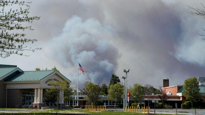 Hutan di New Jersey Membara A firefighter works during a wildfire outbreak, in Forked River, in the Ocean County region of New Jersey, U.S., April 23, 2025. REUTERS/Eduardo Munoz