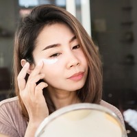6 Cara Mengatasi Mata Panda Tanpa Makeup, Bye Bye Tampilan Wajah Lelah