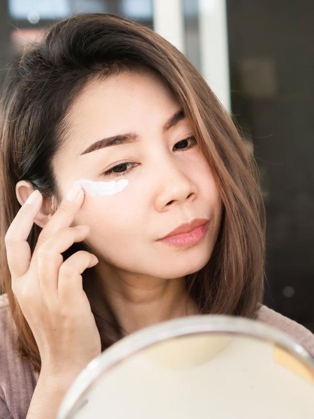 6 Cara Mengatasi Mata Panda Tanpa Makeup, Bye Bye Tampilan Wajah Lelah