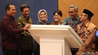 Ketua Komisi Pemberantasan Korupsi (KPK) Setyo Budiyanto (kedua kanan) didampingi Mendikdasmen Abdul Muti (kanan), Wamen Dikti Saintek Stella Christie (ketiga kanan), Ketua Komisi X Hetifah Sjaifuddin (ketiga kiri) Irjen Kemenag Faisal Ali Hasyim (kedua kiri) dan Irjen Kemendagri Sang Made Mahendra Jaya menekan tombol saat membuka peluncuran Indeks Integritas Pendidikan di Gedung ACLC KPK, Rasuna Said, Jakarta, Kamis (24/4/2025).  
