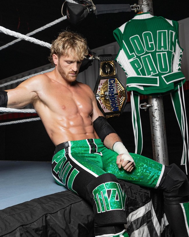 2 Logan Paul – £117 juta (Rp 2,6 triliunan)Sama seperti Jake, Logan juga memulai ketenarannya dari aplikasi Vine. Ia kemudian melebarkan sayapnya ke dunia bisnis, poadcast, dan wrestling. Pada 2022, Logan dikontrak oleh WWE dengan nama panggung Maverick.Foto: Instagram