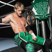 2 Logan Paul – £117 juta (Rp 2,6 triliunan)Sama seperti Jake, Logan juga memulai ketenarannya dari aplikasi Vine. Ia kemudian melebarkan sayapnya ke dunia bisnis, poadcast, dan wrestling. Pada 2022, Logan dikontrak oleh WWE dengan nama panggung Maverick.Foto: Instagram