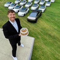 1. MrBeast – £430 juta (Rp 9,6 triliunan)YouTuber ini dikenal sering melakukan aksi-aksi berisiko dan mahal hingga bagi-bagi uang kepada follower. Ia memulainya dari usia 13 dengan membuat video tentang kekayaan bersih para kreator. Kini jadi influencer terkaya, ia merambah bisnis makanan. Foto: Instagram