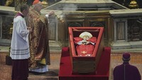Jenazah Paus Fransiskus disemayamkan selama tiga hari di Basilika Santo Petrus, Vatikan. Prosesi ini dimulai pada Kamis, 24 April 2025, dan menjadi kesempatan bagi umat Katolik dari seluruh dunia untuk memberikan penghormatan terakhir. AP/Andrew Medichini  