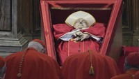 Para kardinal memberikan penghormatan terakhir kepada Paus Fransiskus di dalam Basilika Santo Petrus di Vatikan, Rabu (23/4/2025). AP/Andrew Medichini  