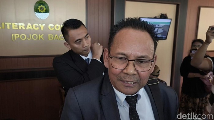 Kuasa hukum Presiden Ke-7 RI, Jokowi, YB Irpan, saat datang ke Pengadilan Negeri Solo, Kamis (24/4/2025).