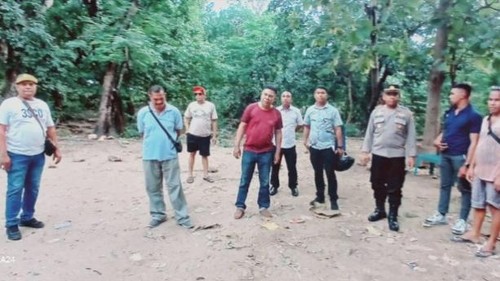 Personel Polsek Kota Raja saat menggerebek lokasi judi sabung ayam di dekat Sungai Airnona, Kecamatan Kota Raja, Kota Kupang, NTT, Kamis (24/4/2025) sore. (Dok. Polsek Kota Raja).