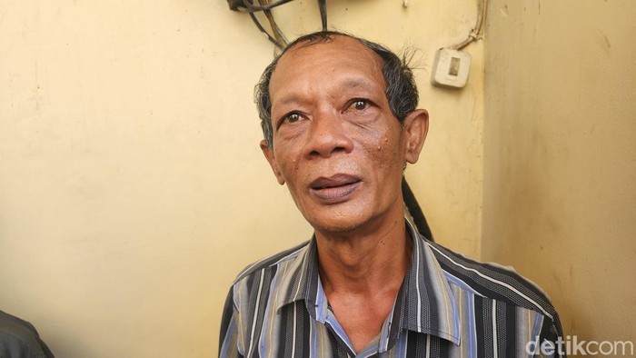 Jumadi (50), ayah dari korban penyiraman air keras.