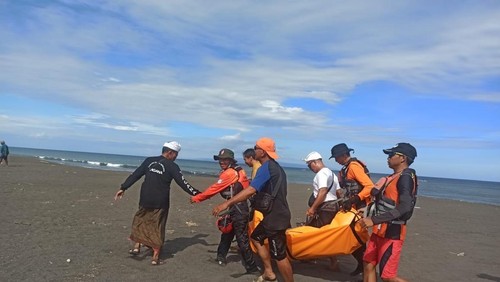 I Wayan Mura ditemukan meninggal dunia saat terseret arus saat menjala ikan di Pantai Biaung, Kamis, (24/4/2025).
