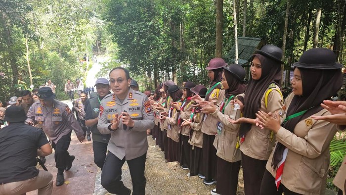 Kapolda Riau Irjen Herry Heryawan mengecek kesiapan Jambore Karhutla 2025 di Tahura Sultan Syarif Hasyim, Siak.