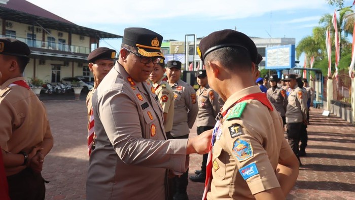 Kapolres Dumai AKBP Hardi Dinata melepas kontingen pramuka untuk mengikuti Jambore Karhutla 2025 di Tahura, Minas Jaya, Kabupaten Siak.