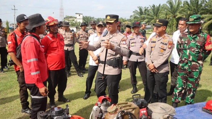 Kapolres saat pengecekan peralatan