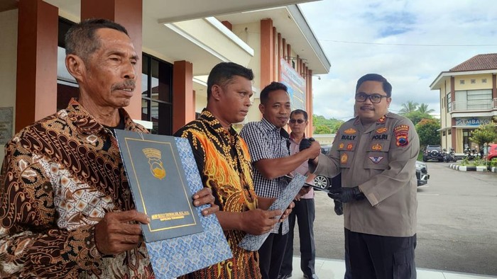 Kapolres Temanggung AKBP Rully Thomas menyerahkan penghargaan kepada tiga warga Dusun Brongkol, Desa Ngaliyan, Kecamatan Bejen, Kamis (24/4/2025).