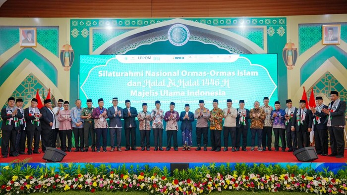 Kapolri Jenderal Listyo Sigit Prabowo menghadiri silaturahmi nasional ormas Islam dan halal bihalal MUI