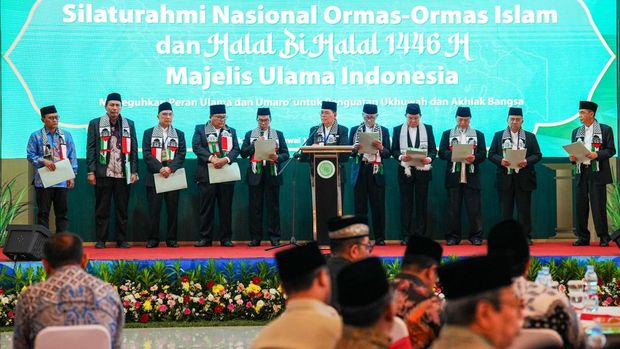 Kapolri Jenderal Listyo Sigit Prabowo menghadiri silaturahmi nasional ormas Islam dan halal bihalal MUI