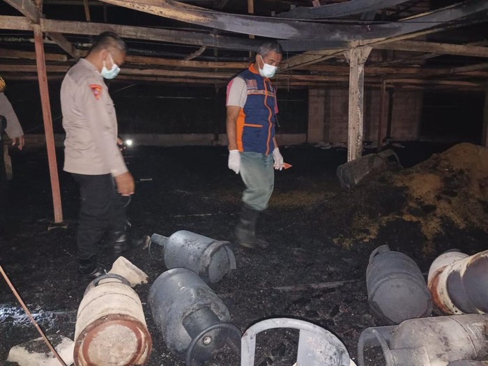 Pemadam kebakaran memadamkan kandang ayam yang terbakar akibat tabung gas meledak di Sumberlawang, Sragen, Rabu (23/4/2025).