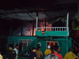 Kebakaran Rumah Panggung di Pangkep, Uang Rp 180 Juta-Emas 70 Gram Ludes