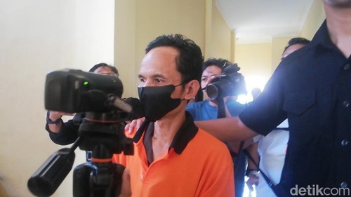 Ketua yayasan salah satu pesantren di Lombok Barat, NTB, Ahmad Faisal alisa Walid Lombok ditahan setelah ditetapkan sebagai tersangka pencabulan terhadap santri, Kamis (24/5/2025).