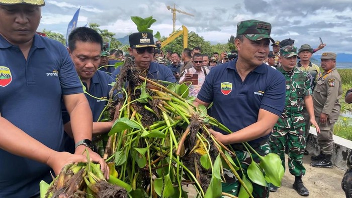 Pangdam I/BB Mayjen TNI Rio Firdianto (kanan) ikut dalam aksi bersih-bersih Danau Toba