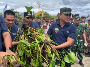 Kodam I/BB Bersama 7 Bupati Bersihkan Danau Toba untuk Jaga Kelestarian