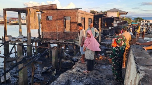 Kondisi rumah dan warung di Pelabuhan Penyebrangan Sape, NTB yang terbakar pada Kamis (24/4/2025) subuh.