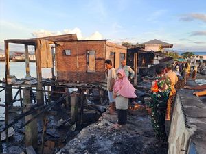 Kebakaran Hebat di Kawasan Pelabuhan Sape NTB, 6 Rumah dan Warung Ludes