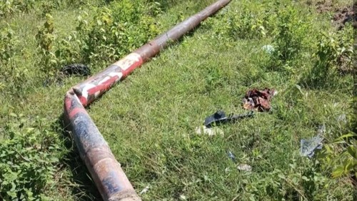 Kondisi tiang telepon yang roboh seusai ditabrak Kepala Puskesmas Kapan, Makmur Benny Simanjuntak, di Jalan Raya Kelurahan Nonohonis, Kecamatan Kota Soe, TTS, NTT. (Foto: Istimewa)