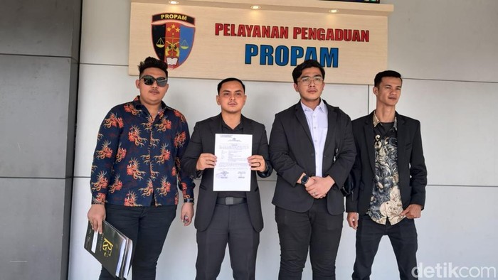 Kuasa hukum korban saat melaporkan di Propam Polda Sumsel.