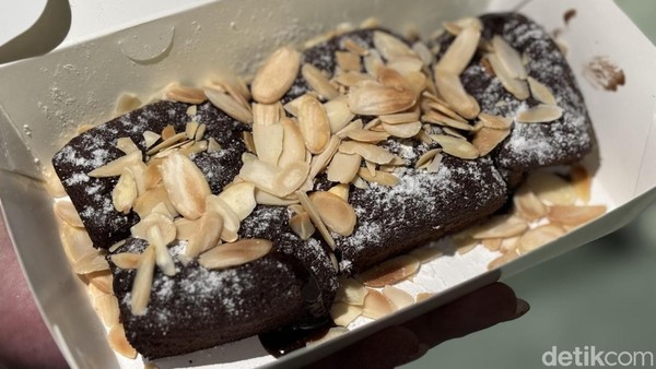 Nikmatnya Kue Balok Lumer Kebanggaan Warga Kemanggisan Jakbar